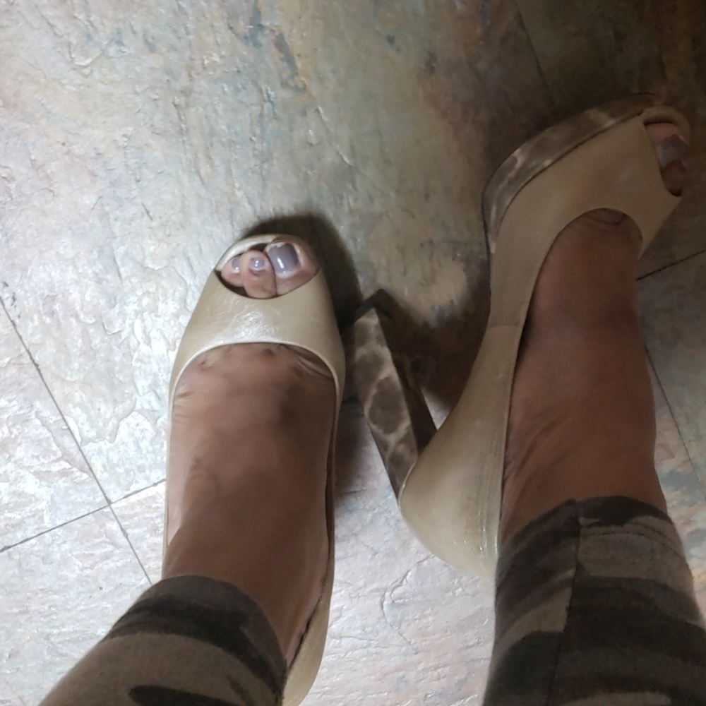 Gorgeous pre owned vince camoto  heels
